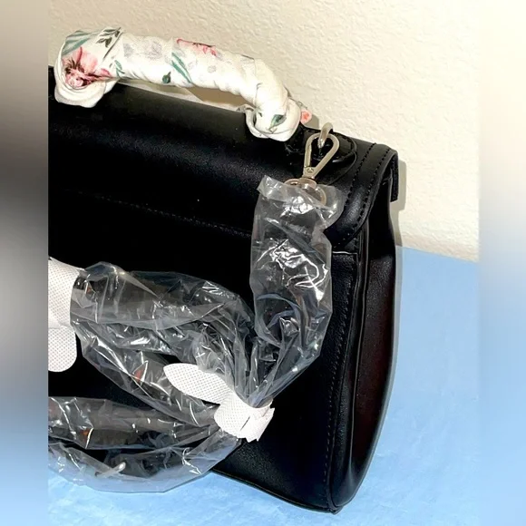 ✨HP✨ “NINE WEST” BRAND NEW BLACK PURSE WITH FLORAL BOW ACCENT, REMOVABLE STRAP. - Picture 4 of 6